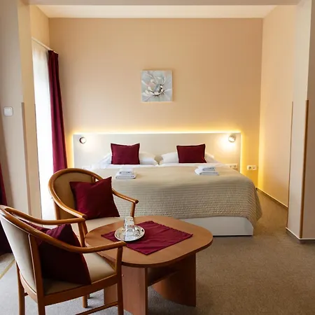Hotel Penta Lux Tata
